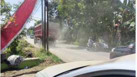 Truk pengangkut hasil galian C menimbulkan debu terutaa warga desa Karangpakis, kecamatan kabuh, Jombang. Warga mengeluh, aktivitas tambang di kawasan itu menyebabkan gangguan keamanan dan kesehatan warga. Foto: kredonew.s.com/ elok apriyanto