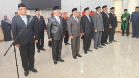 Bupati Jombang H Warsubi didampingi Sekda Agus Purnomo melantik pejabat baru di lingkungan Pemkab Jombang, Selasa, 30 Desember 2025. Foto: kredonews.com/ elok apriyanto