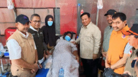 Direktur Utama PT Pegadaian, Damar Latri Setiawan menyambut kehadiran Presiden Prabowo dan rombongan ke Posko Kesehatan Pegadaian di Aceh Tamiang, Jumat 12 Desember 2025. Foto: Dok/ PT Pegadaian