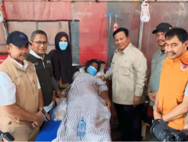 Direktur Utama PT Pegadaian, Damar Latri Setiawan menyambut kehadiran Presiden Prabowo dan rombongan ke Posko Kesehatan Pegadaian di Aceh Tamiang, Jumat 12 Desember 2025. Foto: Dok/ PT Pegadaian  