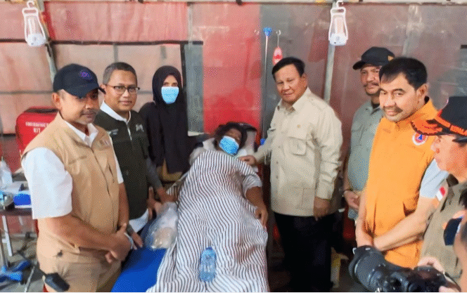 
					Direktur Utama PT Pegadaian, Damar Latri Setiawan menyambut kehadiran Presiden Prabowo dan rombongan ke Posko Kesehatan Pegadaian di Aceh Tamiang, Jumat 12 Desember 2025. Foto: Dok/ PT Pegadaian  