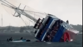 Sebuah kapal kayu pinisi bernama   Sharandy Of De Seas dihempas aingin kencang dan tenggelam saat lego jangkar  di Perairan Serangan, Bali, pada 27 Desember 2025.  Foto: Ist