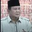 Presiden Prabowo Subianto dengan latar belakang tumpukan uang senilai Rp 6,6 triliun dipajang secara riil di gedung kejaksaan agung, saat pelimpahan denda dari 20 perusahaan sawit dan tambang kepada menteri keuangan Purbaya. Foto: Instagram@inilahcom