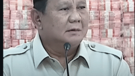 Presiden Prabowo Subianto dengan latar belakang tumpukan uang senilai Rp 6,6 triliun dipajang secara riil di gedung kejaksaan agung, saat pelimpahan denda dari 20 perusahaan sawit dan tambang kepada menteri keuangan Purbaya. Foto: Instagram@inilahcom