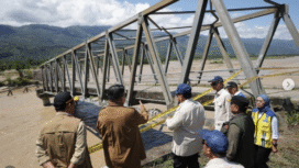 Presiden Prabowo Subianto melakuikan pemeriksaan jembatan patah diterjang banjir bandand di Aceh Tenggara, sepakan lalu, Minggu, 7 Desember 2025, ia kembali melakukan kunjungan kerja di kebupaten Bireuen. Foto: Instagram@prabowo