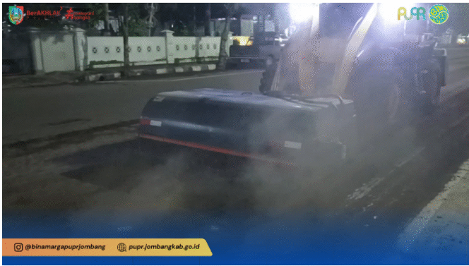 
					Dinas PUPR dan Binamarga Pemkab Jombang melakukan pemeliharaan jalan utama KH Wahid Hayim, agar tetap enak dilalui, dilaksanakan Minggu_Senin, 7-8 Desember 2025. Foto: jombangkab.go.id