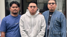 Inilah Muhammad Adimas Firdaus Putra Nasihan dengan nama dunia maya Resbob, ditangkap oleh petugas Ressiber Polda Jabar di sebuah pendopo desa wilayah Semarang, Senin 15 Desember 2025. Kini dia menjalani pemeriksaan di Polda Jabara. Urusannya unggahan penghinaan terhadap suku dan suporter Viking. Foto: kumparan.com