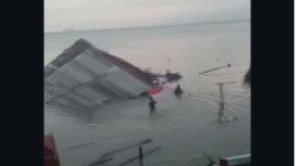 Beberap bangunan di lokasi wisata Pantai Rindu, Bangkalan, madura, disterjang angin puting beliung. Foto: Instagram@bangkalanterkini