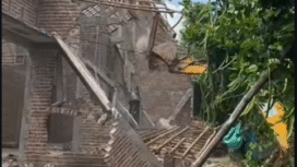 Minggu, 28 Desember 2025, ada sebuah alat berat masuk Dukuh Bulu, Desa Crabak, Kecamatan Slahung, Ponorogo. Ternyata alat berat itu oleh suami digunakan untuk merobohkan sebuah rumah dan diratakan dengan tanah, akibat istri ketahuan berslingkuh. Foto: INstagram@liputanponorogo