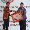 Wakil Gubernur Jati, Emil Dardak menyerahkan piagam penghargaan kepada bupati H Warsubi, atas prestasi Pemkab Jombang dalam pelayanan komunikasi digtal publik lewat Si-Lajang. Foto: Diskominfo Pemkab Jombang