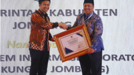 Wakil Gubernur Jati, Emil Dardak menyerahkan piagam penghargaan kepada bupati H Warsubi, atas prestasi Pemkab Jombang dalam pelayanan komunikasi digtal publik lewat Si-Lajang. Foto: Diskominfo Pemkab Jombang