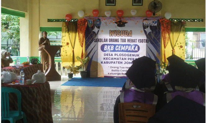 
					Desa Plosogenuk, kecamatan Perak, Jombang, Slasa, 9 Desember 2025, mewisuda sebanyak 21 peserta Sekolah Orang Tua Hebat (SOTH), fokus pada pengasuhan komprehensif, dihadiri Sekretaris Kecamatan Perak dan perwakilan dinas PPKBPPPA. Foto: Jombangkab.go.id