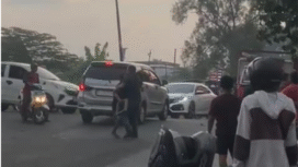 Duel antara kernet dengan dua sukarelawan pengatur lalu lintas (supeltas), simpang empat Dusun Sedamar, Desa Talunkidul, Kecamatan Sumobito, Kabupaten Jombang, pada Selasa 23 Desember 2025. Foto: kredonews.com/ elok apriyanto