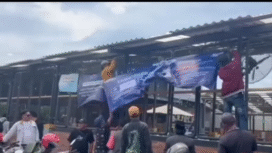 Sejumlah orang melakukan aksi perusakan di sebuah gereai mie di Jl. Mayjen Singkono, Surabaya saat menggelar aksi penolakan parkir digital. Mereka mencopoti spanduk-spanduk di gerai, meskipun saat itu ada aparat keamanan. Foto: Instagram@surabayakabarmetro