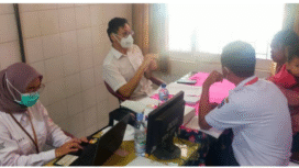 Dokter Tiar Oktavian Effendi, Sp.Paru dari RSUD Jombang hadir sebagai dokter konsultan kegiatan, pada kegiatan ATC TBC di Puskesmas Jabon, Jombang, Rabu 3 Desember 2025. Foto: jombangkab.go.id