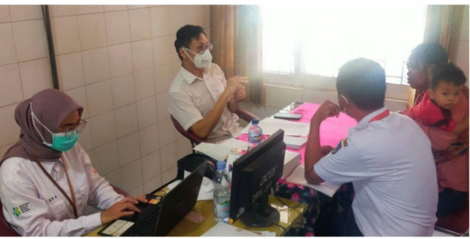 
					Dokter Tiar Oktavian Effendi, Sp.Paru dari RSUD Jombang hadir sebagai dokter konsultan kegiatan, pada kegiatan ATC TBC di Puskesmas Jabon, Jombang, Rabu 3 Desember 2025. Foto: jombangkab.go.id