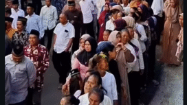 Beginilah kegairahan dan adab warga dusun Thekelan, Desa Batur, Kecamatan Getasan, Kabupaten Semarang. Setian tahun mereka tak pernah lupa secara barsamaan memberikan ucapan Natal kepada warga yang memeluk Kristen Katolik. Bukan hanya Natalan saja, saat Idulfitri, atau acara keagamaan lainnya selalu melakukan ritual silatuhami. Foto: Instagram@permadiaktivis2