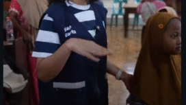 Artis penyanyi Andien Aisyah bersama Zaskia Mecca masuk dalam tim Kita Bisa, melakukan kunjungan sosial ke lokasi-lkasi bencana korban banjir bandang di Sumbar, Sumut dan Aceh. Dia Aceh ia sempat mendatangi lokasi pengunsian sebuah Gereja Sukarame, Acer Tamiyang. Foto: Instagram@sukarnotinus