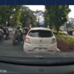 Mobil putih ini terhenti setelah ban ditembak polisi, saat melarikan diri dari kejaran polisi yang telah lama menyanggong mereka sebagai tersangka pelaku penipuan dengan cara mengganjal ATM menggunakan tusuk gigit di Bogor, Jabar, 15 Desember 2025. Foto: instagram@terkenidotit