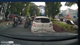 Mobil putih ini terhenti setelah ban ditembak polisi, saat melarikan diri dari kejaran polisi yang telah lama menyanggong mereka sebagai tersangka pelaku penipuan dengan cara mengganjal ATM menggunakan tusuk gigit di Bogor, Jabar, 15 Desember 2025. Foto: instagram@terkenidotit