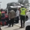 Polisi melakukan pertolongan dan evakuasi empat orang meninggal dunia dalams ebuah mobil saat berhenti di jalan tol Pejagan-Pemalang, jawa Tengah, Kamis 11 Desember 2025. Foto: Instagram@faktahitamnews