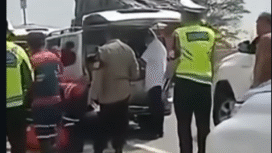 Polisi melakukan pertolongan dan evakuasi empat orang meninggal dunia dalams ebuah mobil saat berhenti di jalan tol Pejagan-Pemalang, jawa Tengah, Kamis 11 Desember 2025. Foto: Instagram@faktahitamnews