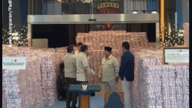 Tumpukan uang sebanyak Rp 6,6 triliun menggungun di gedugn bundar Kejaksaan Agung. Uang tersebut merupakan pengumupulan dendan kasus ekspor gula dan CPO. Jaksa Agung Buhrnauddin menyeratkan uang tersebut kepada Menkeu, Purbaya, Rabu 24 Desember 2026. Foto: Instagram@kumparancom