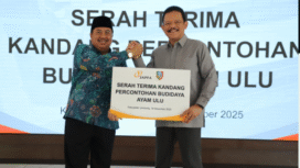 Direktur JAPFA, Rachmat Indrajaya,menyerahkan CSR berupa pilot project kandang ayam ULU kepada pemkab Jombang, Kamis 18 Desember 2025. Foto: jombangkab.go.di