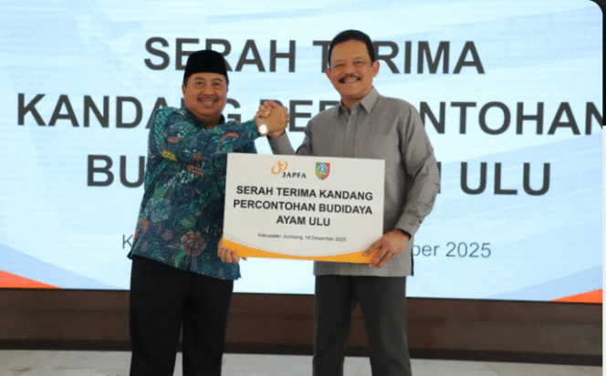 
					Direktur JAPFA, Rachmat Indrajaya,menyerahkan CSR berupa pilot project kandang ayam ULU kepada pemkab Jombang, Kamis 18 Desember 2025. Foto: jombangkab.go.di