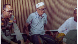 Polisi memberitahukan kepada krlaurag korban atas temuan jasad mahasiswi Faradila Amelia Najwa, di rumah kediaman mendiang di Tiris, Probolinggo, Selasa, 16 Desember 2025. Foto: Instagram@wartabromo
