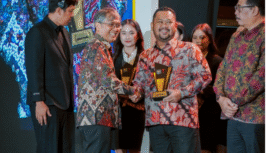 Bupati Gresik, H. Fandi Akhmad Yani meneima tropi penghargaan sebagai daerah yang berhasil dalam penanganan program strategis fiskan nasional di Jakarta, Selasa, 2 Desember 2025. Foto: dok/humas pemkab gresik