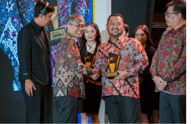 
					Bupati Gresik, H. Fandi Akhmad Yani meneima tropi penghargaan sebagai daerah yang berhasil dalam penanganan program strategis fiskan nasional di Jakarta, Selasa, 2 Desember 2025. Foto: dok/humas pemkab gresik