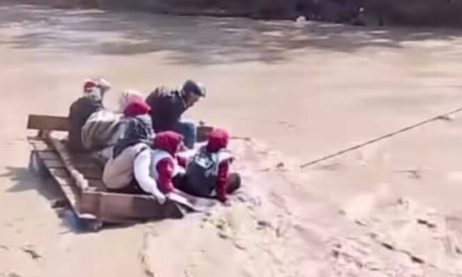 
					Relawan saat menyeberangi Sungai Kala Ili di Aceh Tengah hanya dengan rakit. (Instagram/keber_gayo)