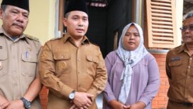Bupati Mojokerto Tinjau Bedah Rumah di Desa Kejagan. Ist