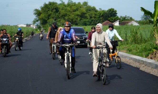 
					Sambil Gowes, Ning Ita Tinjau Proyek dan Kondisi Lingkungan. Ist