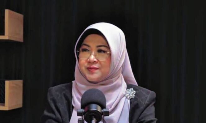 
					Dokter Tifa ceritakan proses penelitian secara matematika pada ijazah Jokowi. (YouTube/Bambang Widjojanto)