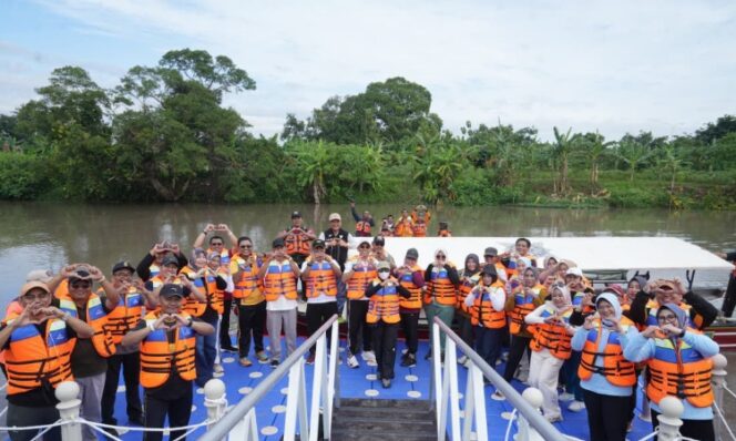 
					Kota Mojokerto resmi membuka wisata susur Sungai Ngotok di kawasan Taman Bahari Mojopahit (TBM). Ist