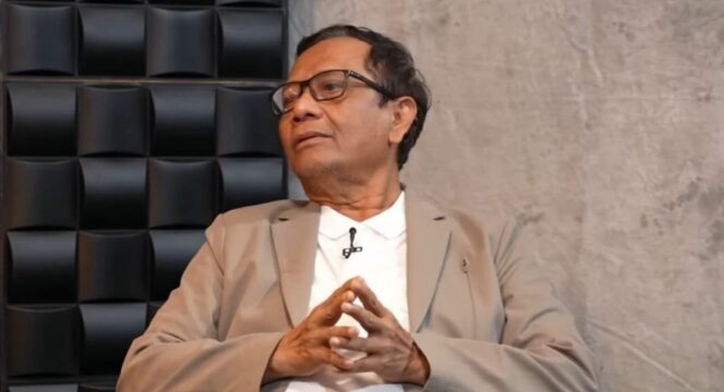 
					Mahfud MD buka suara soal laporan dugaan penistaan agama yang ditujukan pada Pandji Pragiwaksono. (YouTube/Mahfud MD)