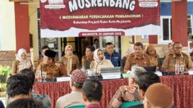 Wali Kota Mojokerto Ika Puspitasari membuka Musrenbang tingkat kelurahan di Prajuritkulon, Mentikan, dan Meri. Dok.Diskominfo