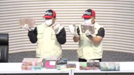 KPK tunjukkan barang bukti uang dalam OTT Bupati Pati Sudewo. (YouTube/KPK)