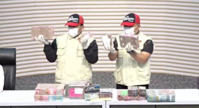 
					KPK tunjukkan barang bukti uang dalam OTT Bupati Pati Sudewo. (YouTube/KPK)