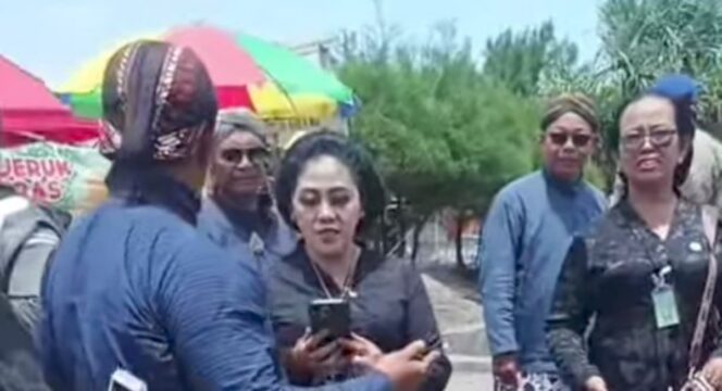 
					Viral! Mbak Rara Pawang Diusir Abdi Dalem Keraton Jogja saat Prosesi Labuhan. (Tangkap layar FB Acun Hadiwidjojo)
