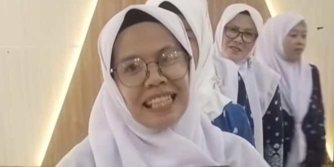 
					Viral di media sosial guru PAUD ungkap besaran gaji yang didapat. (TikTok/andepipaud)