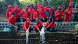 Kegiatan sedekah alam untuk peringatan ulang tahun PDIP ke-53 dan Megawati ke-79 oleh DPC PDIP Banyuwangi. (Dok. DPC PDIP Banyuwangi)