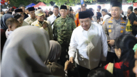 Bupati Jombang, H Warsubi bersama pejabat Forkopimda melakukan acara penyambutan pergatian Tahun 2025 ke 206, diawali kunjungan ke area UMKM sepanjang Jl Wachid Hasyim pada Car Free Night (FCN), dilanjutkan doa bersama bersam tokoh linta agama. Foto: kredonews.com/ elok apriyanto