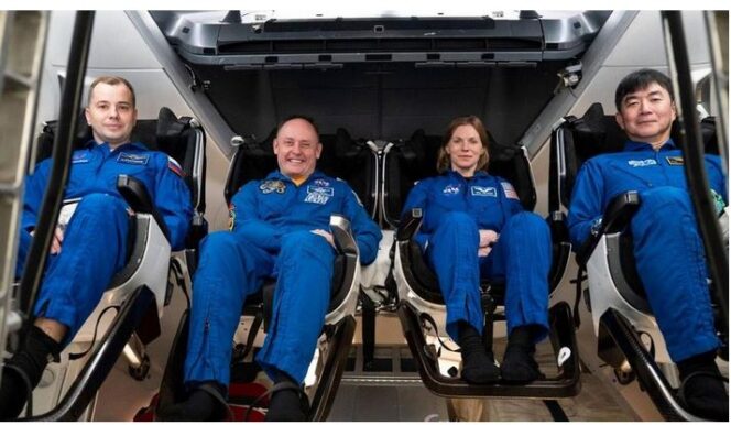 
					Empat astronout di ISS