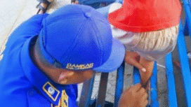 Petugas damkar BPBD Pemkab Jombang, membutuhkan waktu tidak sampai 10 menit, untuk membebaskan kaki bocah yang terjepit di sela-sela plat besi bangku di RSUD, Sabtu 10 Januari 2026. Foto: kredoneww.com/ elok apriyanto