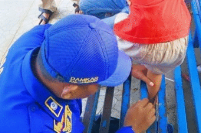 
					Petugas damkar BPBD Pemkab Jombang, membutuhkan waktu tidak sampai 10 menit, untuk membebaskan kaki bocah yang terjepit di sela-sela plat besi bangku di RSUD, Sabtu 10 Januari 2026. Foto: kredoneww.com/ elok apriyanto