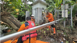 Tim BPBD Jawa Timur turun ke Jombang untuk memperbaiki perangkat EWS (Early Warning Systaem) banjir yang dipasang di Tapen. EWS itu rusak akibat dihantam material kayu saat Sungai Meluap. Foto: kredoneww.com/ elok apriyanto