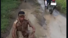 Beginilah cara protes kepala desa Ngepringan Sragen, Jawa Tengah, agar jalan rusak penuh kubangan di wilayahnya segera diperbaiki. Ternyata manjur, saat itu pula, PU Sragen menurunkan material perbaikan jalan di wilayah itu. Besok Jumat 23 januari, dilakukan perbaikan jalan. Foto: Instagram@ctd.insider